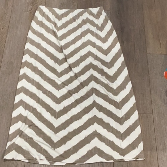 Chico's Easywear Tan White Pull On Chevron Maxi Skirt Casual Size 1/Medium - Picture 5 of 5